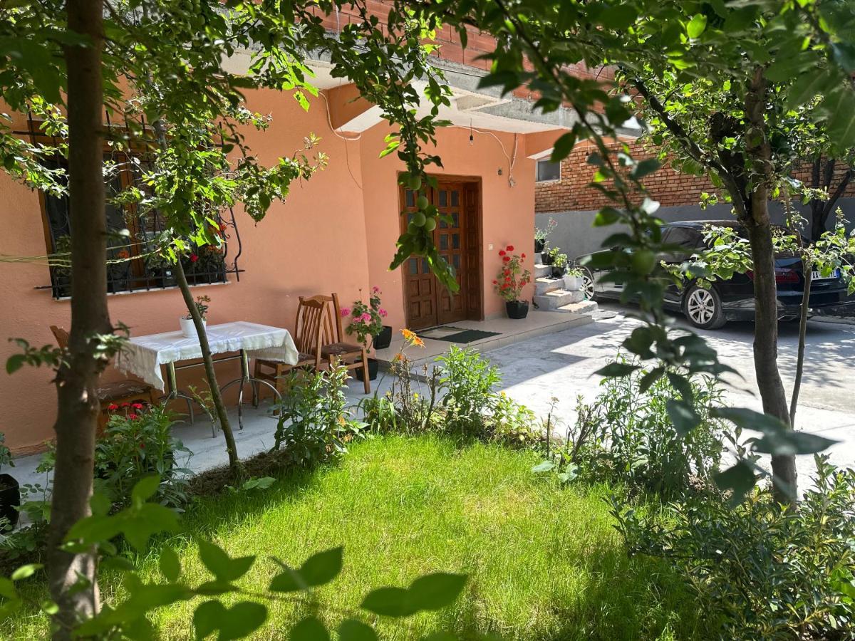Guri Guest House Поградец Екстер'єр фото